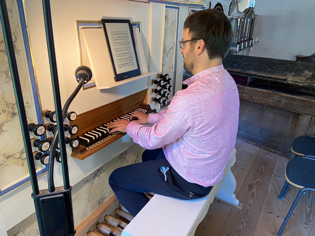 Orgellehrer online – Mirco Lieber an der Orgel
